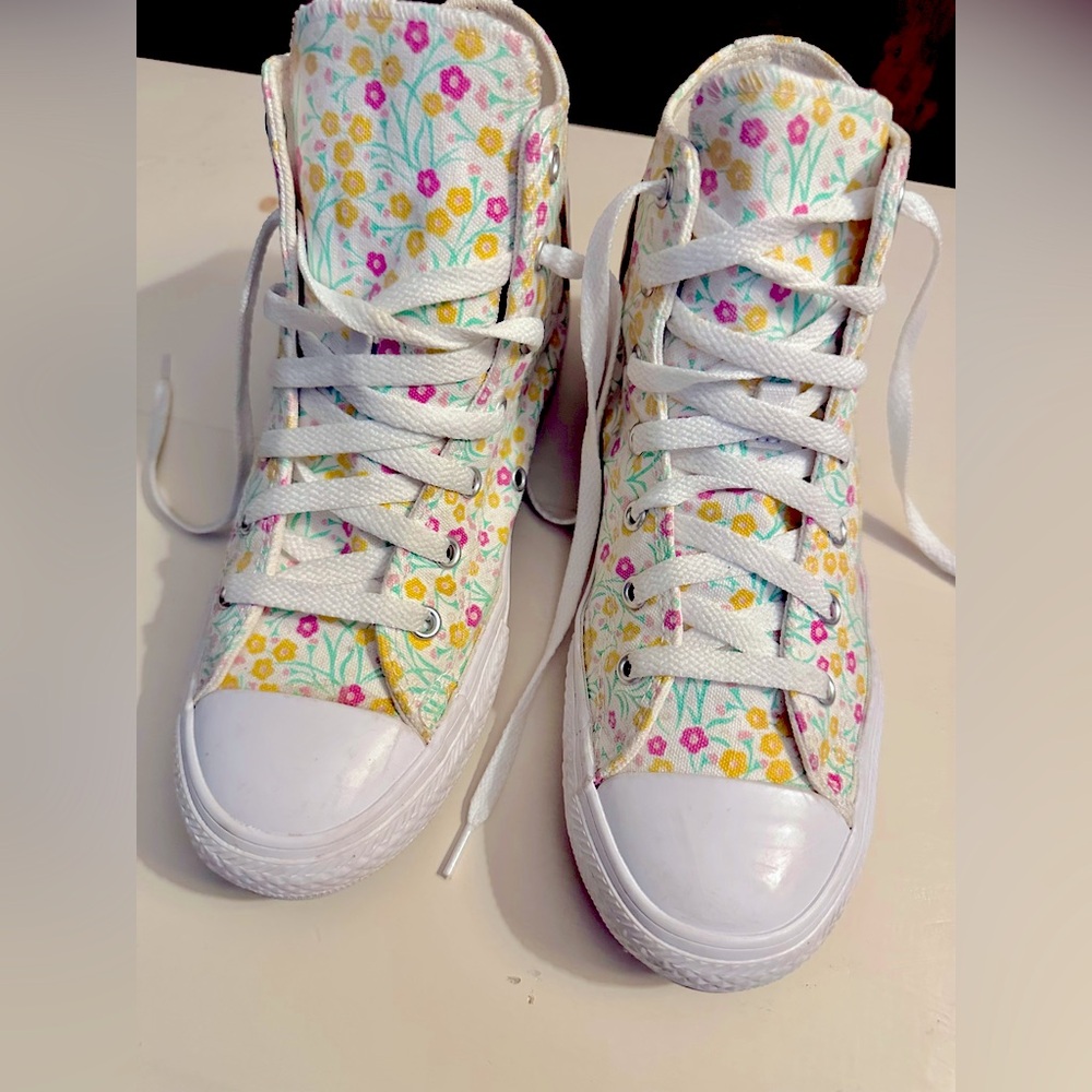 Ditsy Floral Chuck Taylor All Star Size 5 Junior